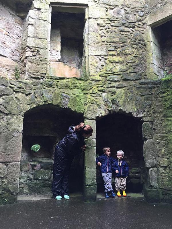 Elizabeth and two of her sons standing in alcoves in castle Lockleven in Scotland