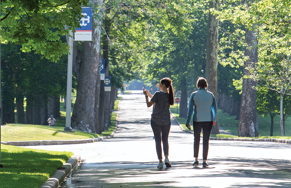 Alumnae walking down the avenue