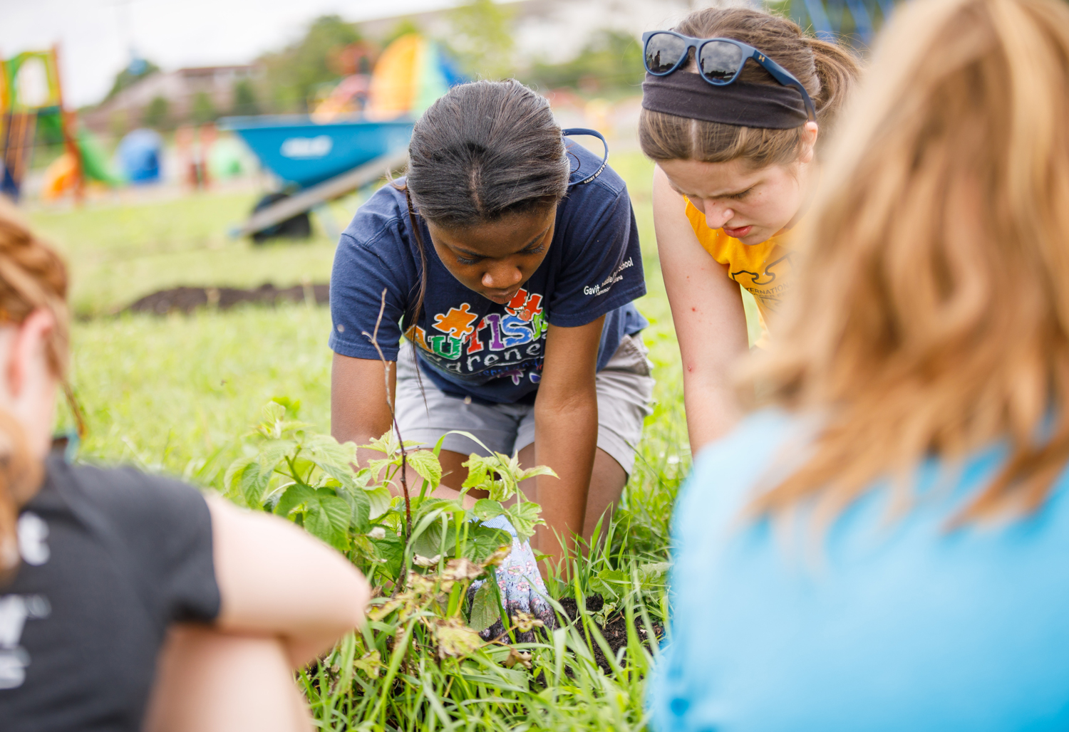 Embody students serve at Unity Gardens