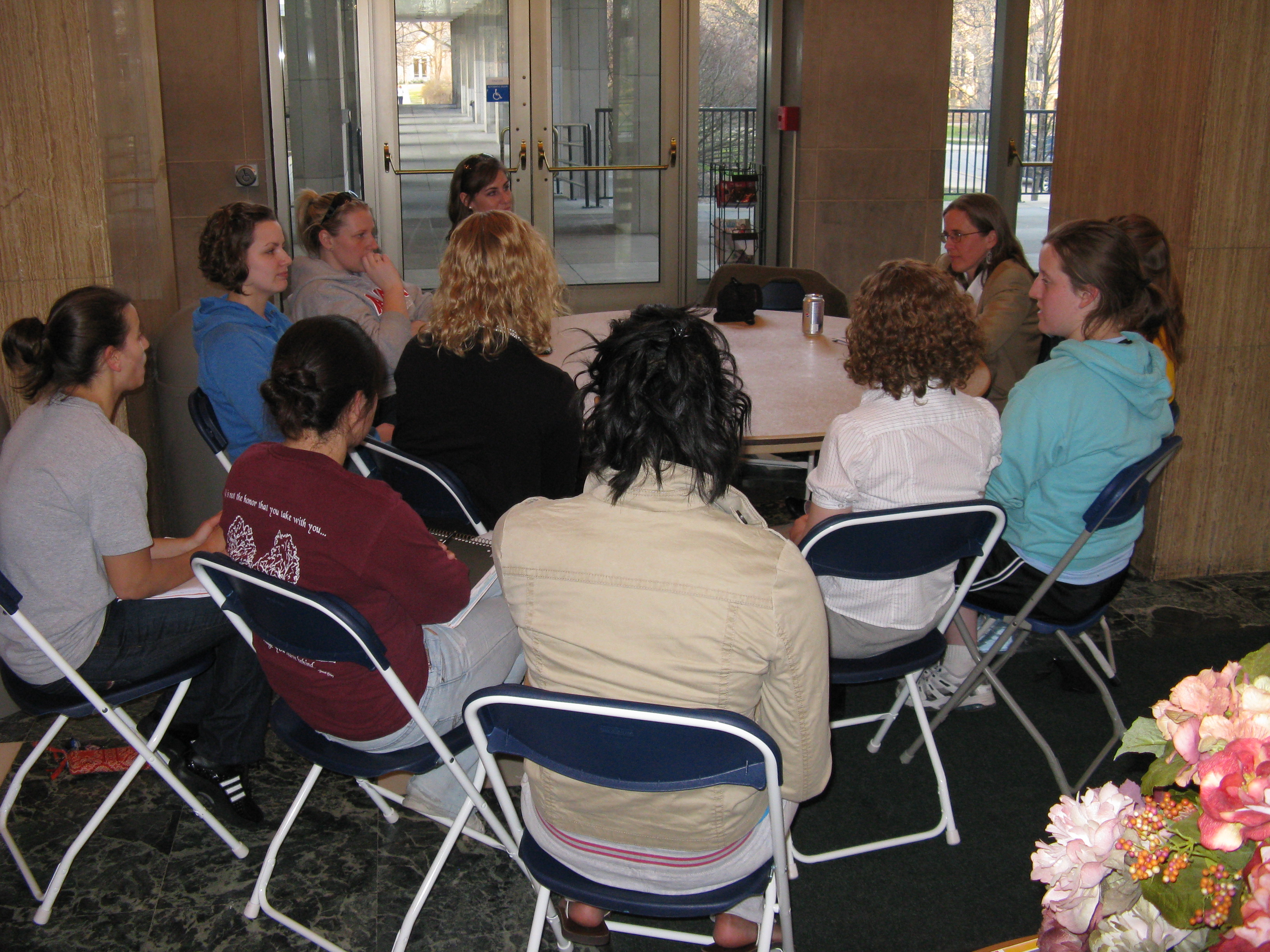 Students enjoy dinner with alumna Chris Bodewes