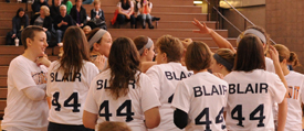 The team huddles up with Anne Blair Payne '02, who recently won her battle against lymphoma.