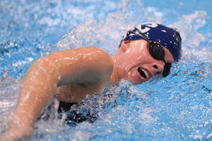 Lindsey Nelis swimming