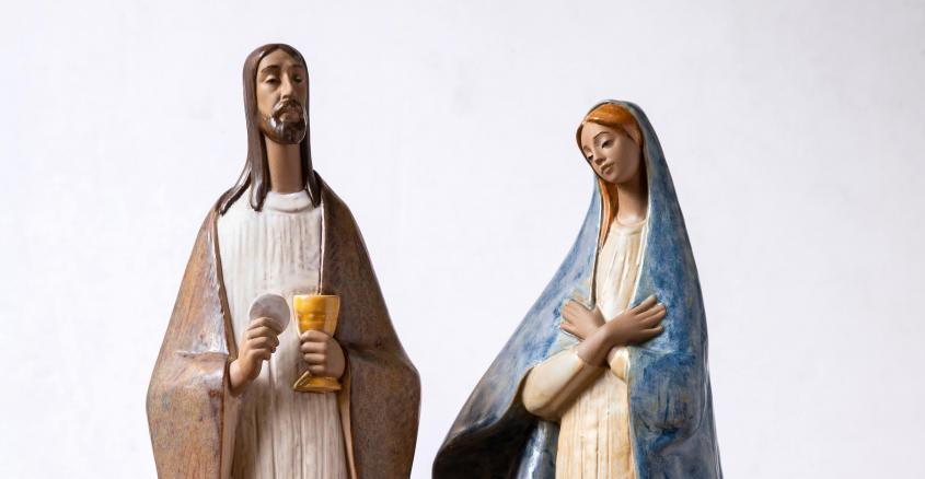 Two figurines with Mary and male figure (Jesus?)